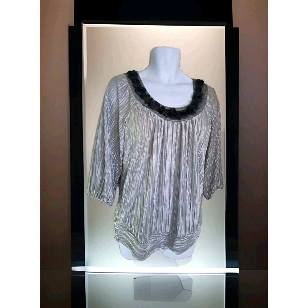 Dressbarn Popover Top 1X Silver Crinkle Black Rosette Scoop Neckline 3/4 Sleeve